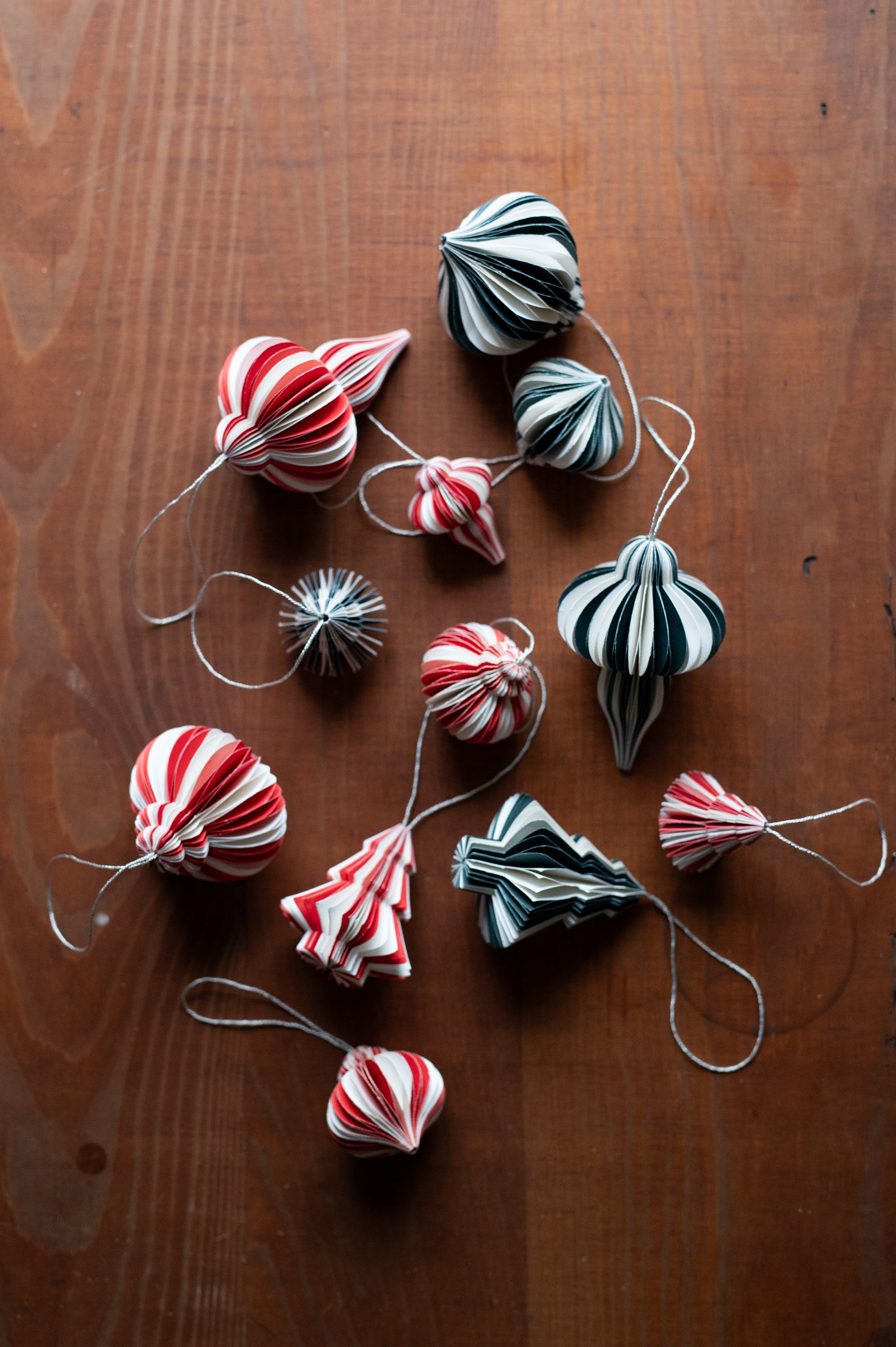 Christmas Decorations Mix - Green/White. Set of 6, Medium.