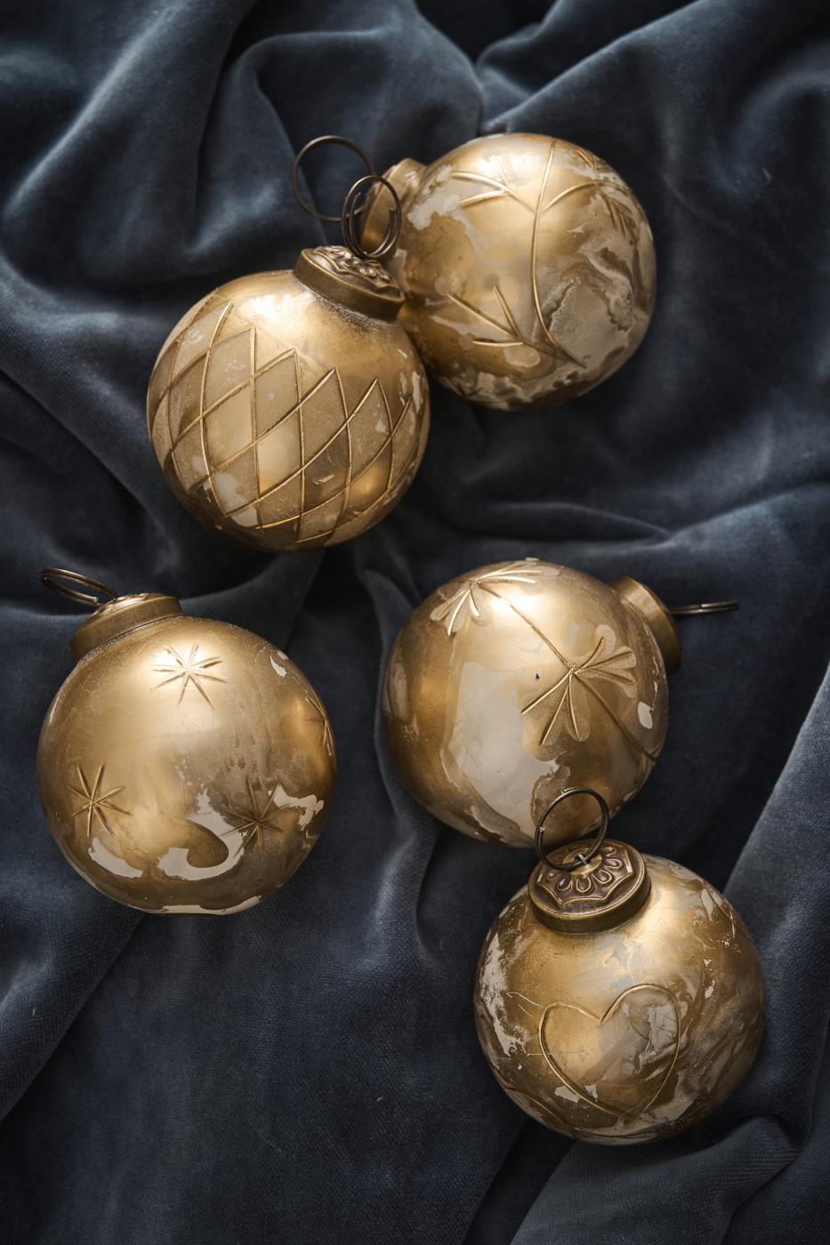 Christmas Bauble - White/Brass look with gold engraving. Set of 5.