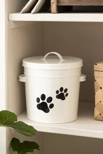 Pet food bucket with lid
